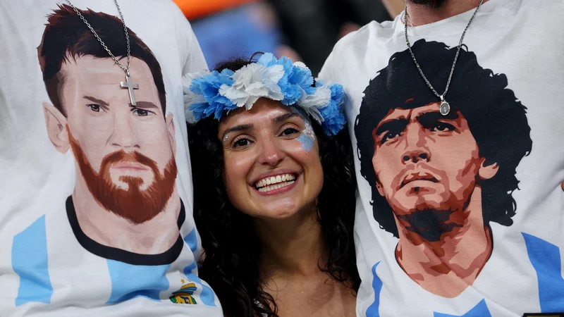 Fotografija: Argentinska navijačica pred tekmo med Argentino in Poljsko v Dohi. FOTO: Amanda Perobelli/Reuters