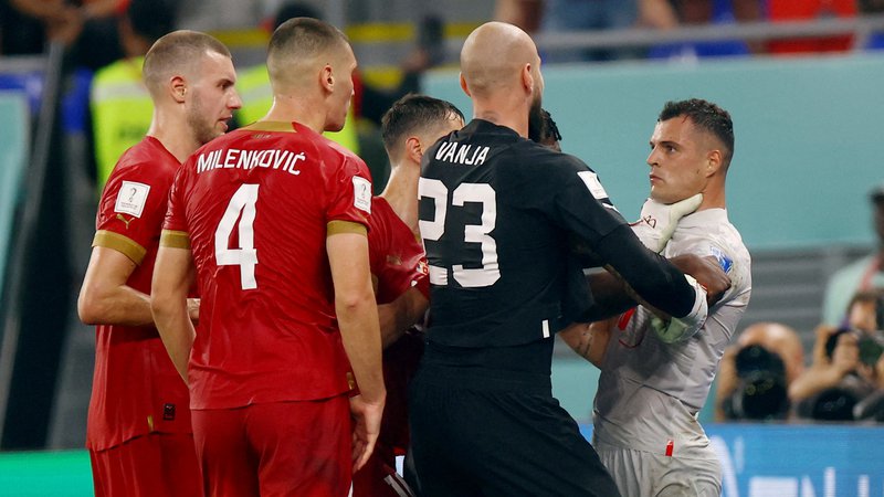 Fotografija: V drugem polčasu je prišlo do prerivanja med številnimi srbskimi nogometaši in vezistom švicarske reprezentance Granitom Xhako. FOTO: Hannah Mckay/Reuters
