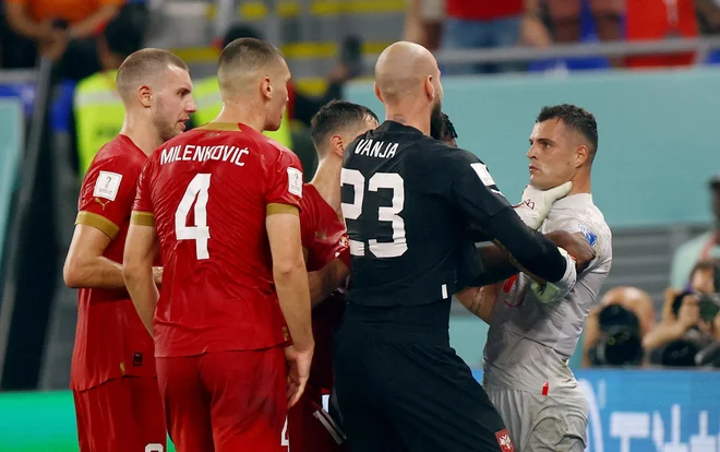 V drugem polčasu je prišlo do prerivanja med številnimi srbskimi nogometaši in vezistom švicarske reprezentance Granitom Xhako. FOTO: Hannah Mckay/Reuters
