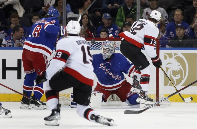 Igor Šesterkin v vratih NY Rangers ni uspel ustaviti&nbsp;tekmecev iz vrst Ottawe. FOTO: Jim Mcisaac/AFP
