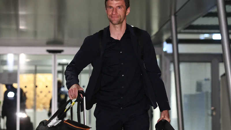 Fotografija: Vrnitev nemške reprezentance, ki je pristala v Münchnu (na fotografiji napadalec lokalnega nogometnega velikana Bayerna Thomas Müller), so zaznamovali kisli obrazi. FOTO: Lukas Barth/Reuters