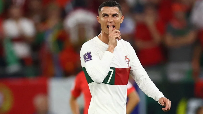 Fotografija: Cristiano Ronaldo je na klop sedel s prstom na ustih. FOTO: Kai Pfaffenbach/Reuters
