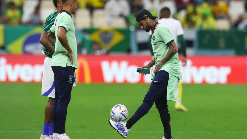 Fotografija: Pred zadnjo tekmo skupinskega dela tekmovanja proti Kamerunu je bil Neymar dobro razpoložen, a njegovo okrevanje desnega gležnja ne gre tako hitro, kot bi si želeli v brazilskem taboru. FOTO: Paul Childs/Reuters