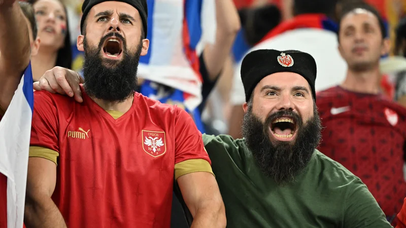 Fotografija: Srbski navijači tudi v Katarju so težko preboleli še en nogometni fijasko. FOTO: Alberto Lingria /Reuters