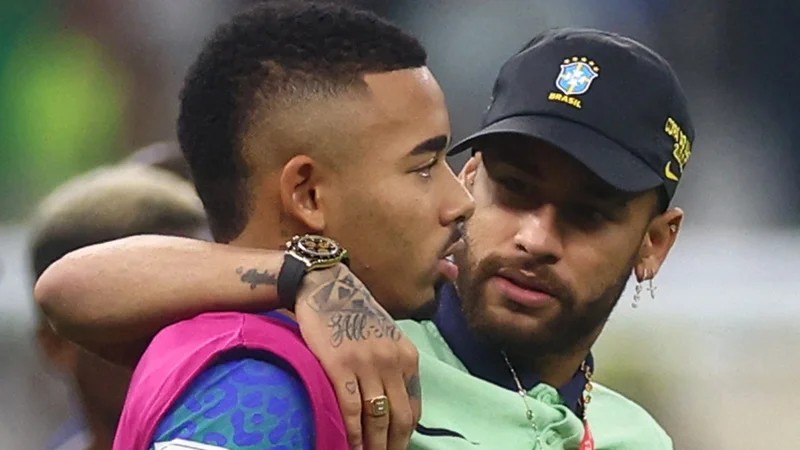 Fotografija: Gabriela Jesusa (levo) je po poškodbi tolažil tudi Neymar. FOTO: Paul Childs/Reuters
