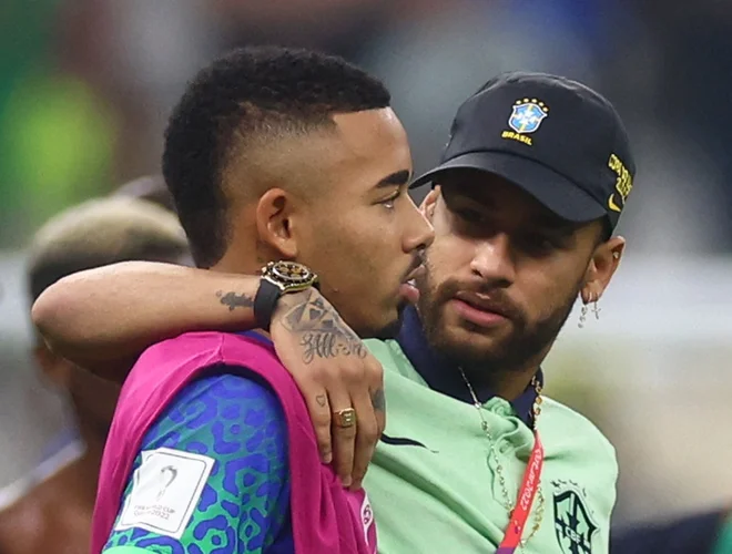 Gabriela Jesusa (levo) je po poškodbi tolažil tudi Neymar. FOTO: Paul Childs/Reuters