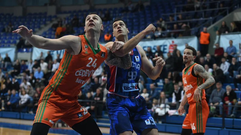Fotografija: Alen Omić (levo), Josh Adams (desno) in soigralci so brez večjih težav osvojili Zagreb. FOTO: ABA