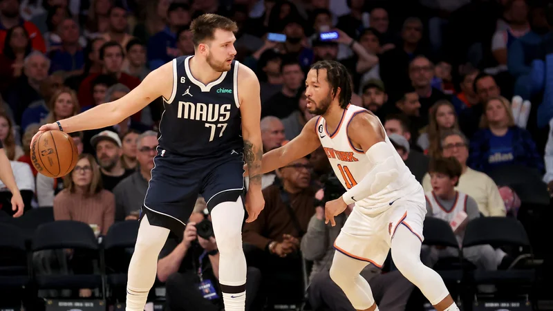 Fotografija: Luka Dončić je gladko dobil dvoboj z Jalnom Brunsonom (desno), s katerim je v prejšnjih štirih sezonah sodeloval pri Dallasu. FOTO: Brad Penner/USA Today Sports