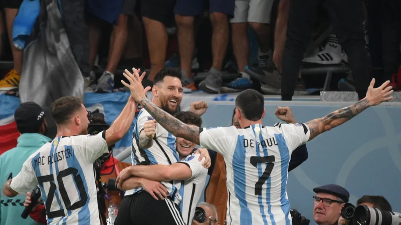 Fotografija: Lionel Messi je soigralci proslavil svoj deveti gol na svetovnih prvenstvih. FOTO: Franck Fife/AFP