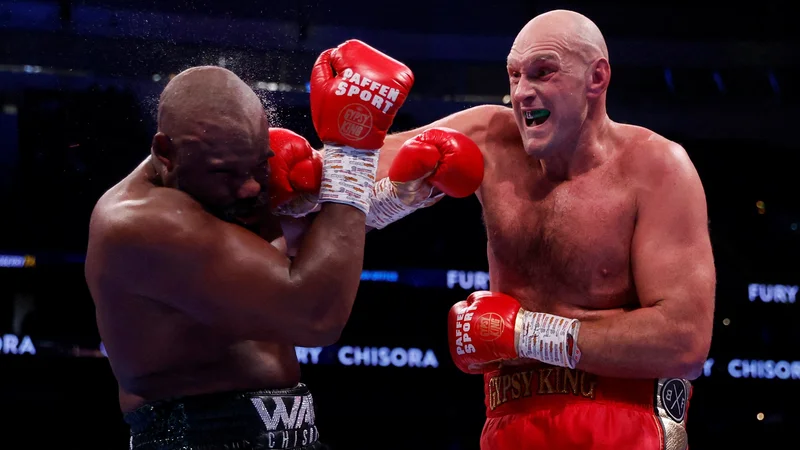 Fotografija: Tyson Fury (desno) je še tretjič premagal Dereka Chisoro. FOTO: Andrew Couldridge/Reuters