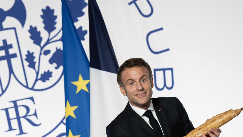 Fotografija: Francoski predsednik Emmanuel Macron je ob vpisu bagete na Unescov seznam nesnovne kulturne dediščine to francosko znamenitost v četrtek dobil v dar ob uradnem obisku v Washingtonu. FOTO: Brendan Smialowski/AFP
