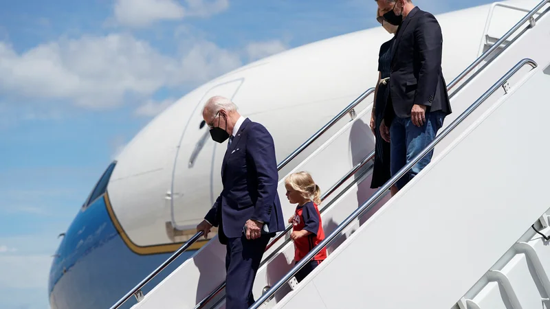 Fotografija: Ameriški predsednik Joe Biden in njegov sin Hunter sestopata s predsedniškega letala Air Force One. Foto Joshua Roberts/Reuters