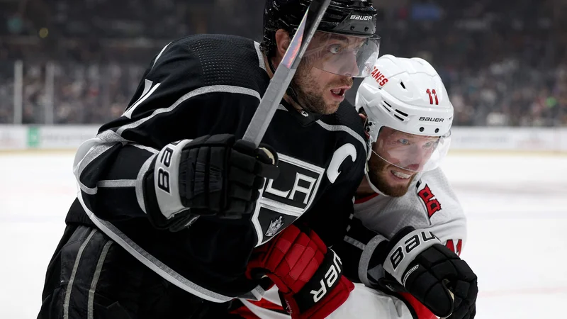 Fotografija: Kapetan Los Angelesa Anže Kopitar ni mogel biti zadovoljen z razpletom v domači dvorani Staples. FOTO: Harry How/AFP