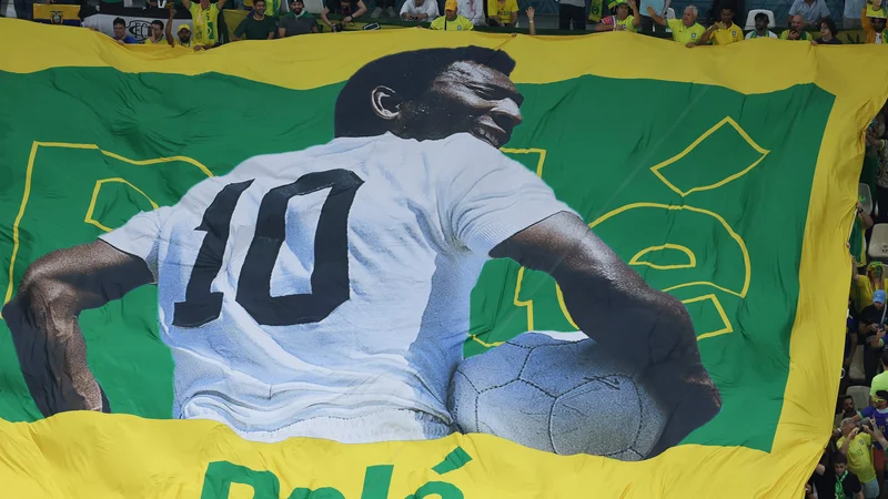 Fotografija: Tudi brazilski navijači v Katarju držijo pesti za svojo nogometno legendo FOTO: Giuseppe Cacace/AFP