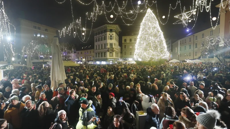 Fotografija: Dokler nam svetijo lučke, ni zime! Foto Leon Vidic
