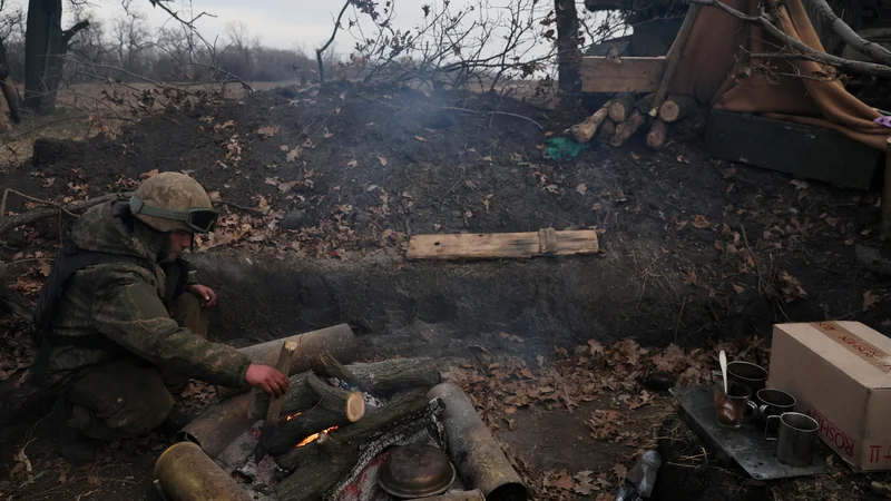 Fotografija: Ukrajinski vojak na frontni črti v bližini Bakmuta. Foto: Leah Millis/Reuters