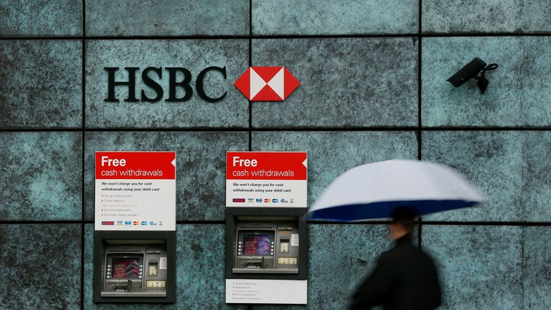 Fotografija: Mednarodna banka HSBC je zaprla poslovalnice in se usmerila v digitalizacijo. FOTO: Stefan Wermuth/Reuters
