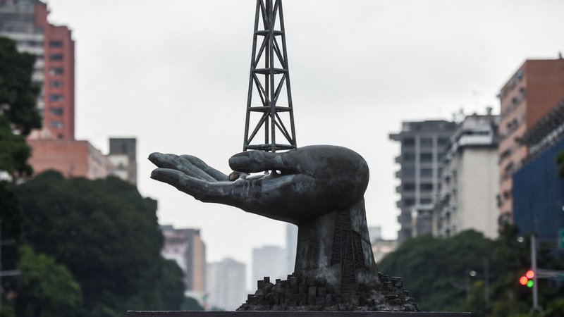 Fotografija: Takoj po dogovoru v Mehiki je ameriška vlada v petek dovolila naftni družbi Chevron, da se vrne v Venezuelo in začne ponovno črpati nafto. FOTO: Miguel Zambrano/Afp
