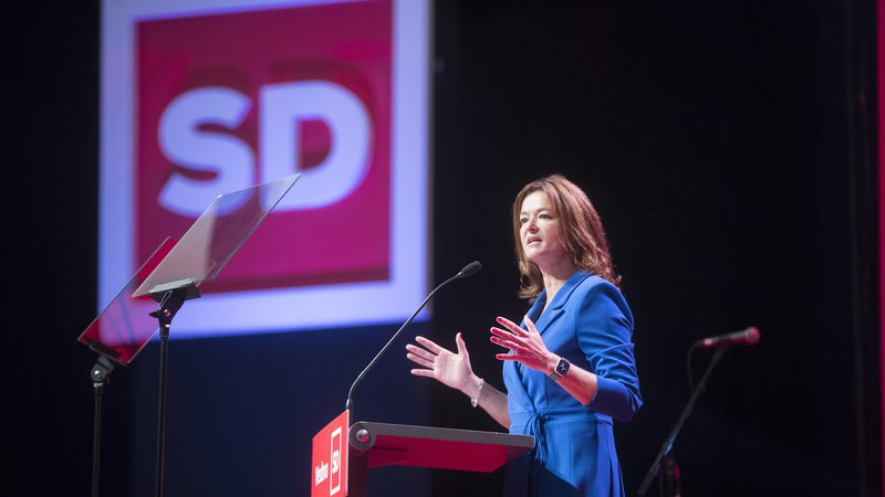 Fotografija: Predsednica socialnih demokrat zadovoljna, da so obdržali enako število županov na ravni mestnih občin. FOTO: Jure Eržen/Delo
