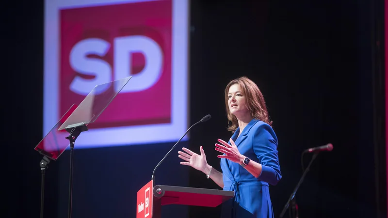 Fotografija: Predsednica socialnih demokrat zadovoljna, da so obdržali enako število županov na ravni mestnih občin. FOTO: Jure Eržen/Delo