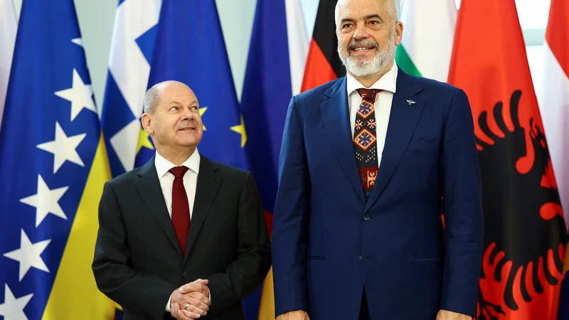 Fotografija: Nemški kancler Olaf Scholz je pred mesecem dni gostil zasedanje berlinskega procesa o približevanju Zahodnega Balkana EU. Jutri bo v Tirani gostitelj albanski premier Edi Rama. Vrh EU in Zahodnega Balkana bo tokrat prvič v eni od držav kandidatk. FOTO: Lisi Niesner/Reuters
