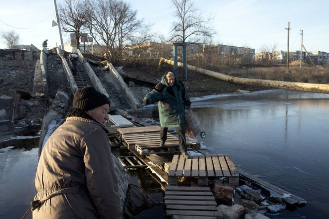 Uničen most v Donecku. FOTO: Yevhen Titov/Afp
