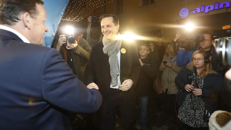 Fotografija: Manj kot 24 ur po izvolitvi je novoizvoljeni celjski župan Matija Kovač že nadaljeval pogovore o morebitnem sodelovanju s strankami v mestnem svetu. FOTO: Leon Vidic/Delo