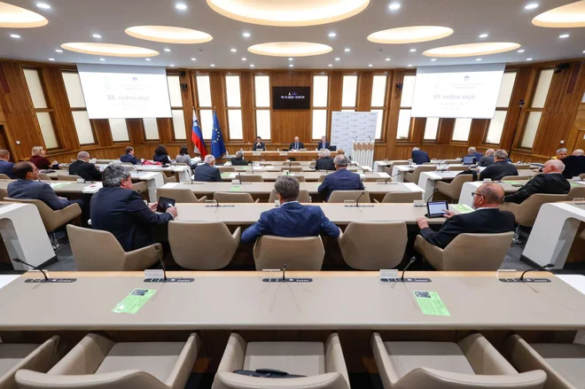 Novela zakona o dohodnini, ki jo je zavrnil državni svet, med drugim ukinja indeksacijo dohodninske lestvice in olajšav. FOTO: Nebojša Tejić/STA
