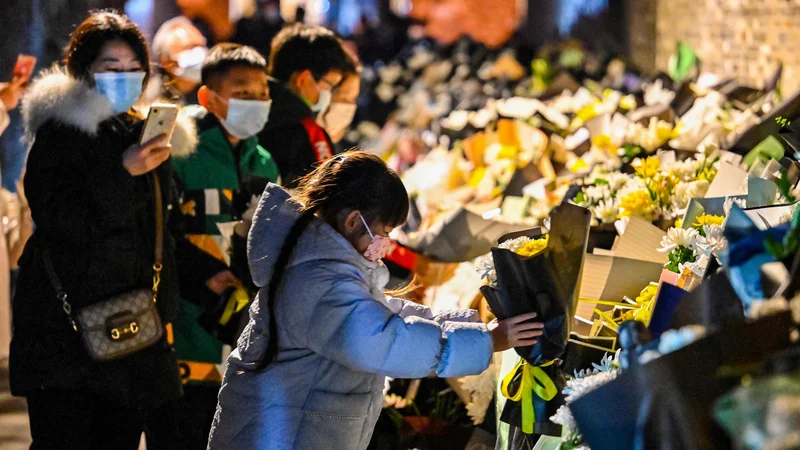 Fotografija: V čast Jiang Zeminu, ki je v četrtek preminil v 97. letu, bodo ustavili dejavnosti na vseh borzah po državi. FOTO: Hector Retamal/AFP