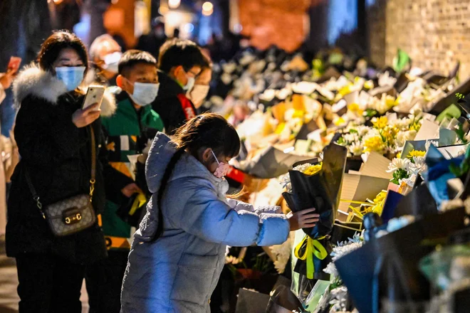 V čast Jiang Zeminu, ki je v četrtek preminil v 97. letu, bodo ustavili dejavnosti na vseh borzah po državi. FOTO: Hector Retamal/AFP
