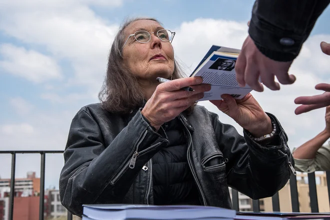 Kanadska pesnica, esejistka, prevajalka, klasična filologinja in profesorica Anne Carson se je že kot gimnazijka navdušila za antiko. FOTO:&nbsp;Paulo Slachevsky
