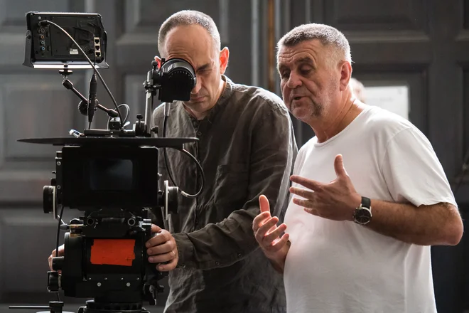 Rajko Grlić nas popelje po svoji zares impresivni življenjski poti, od nadobudnega najstniškega filmarja, prek študenta praške FAMU, do odmevnih filmskih projektov najprej v Jugoslaviji in nato na različnih koncih sveta. FOTO: Saša Huzjan
