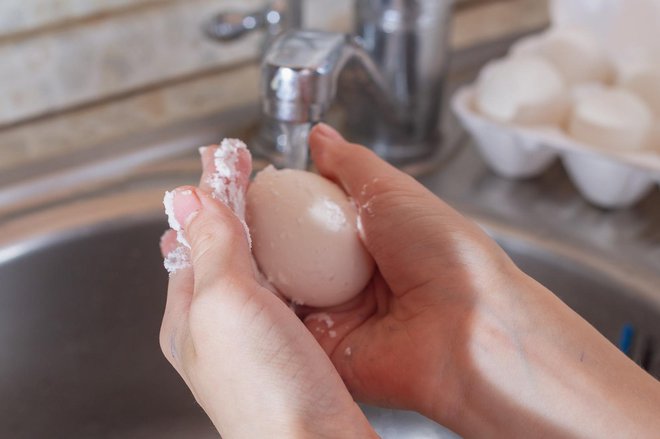 Surovih jajc ne peremo v vodi niti jih ne brišemo z vlažno krpo, ker bi s tem uničili kutikulo in omogočili, da skozi pore v lupini v notranjost pridejo bakterije.FOTO: Evtushkova Olga, Shutterstock
