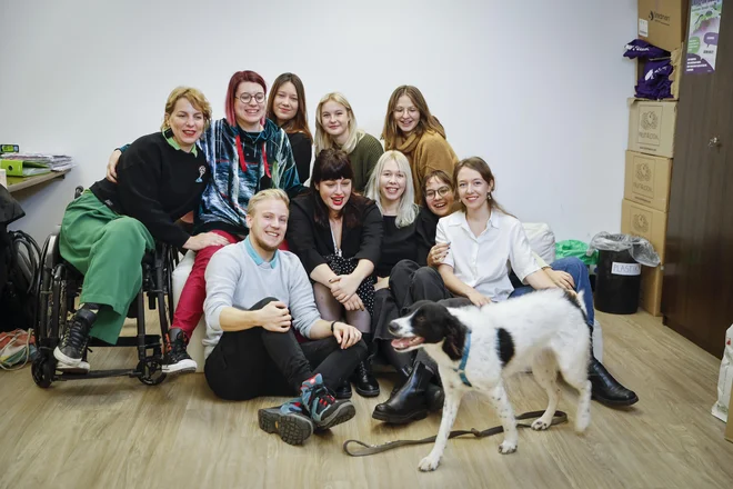 Inštitut 8. marec so: v zgornji vrsti z leve proti desni Alenka Kreč Brecelj, Tanja Matijašević, Marja Kodre, Maja Koražija in Tija Jakič, v spodnji vrsti: Mark J. Užmah, Nika Kovač, Mojca Lukan, Tina Tomšič in Kristina Krajnc. Na fotografiranju so manjkali Sara Ugrin, Gregor Vovk, Neža Dvorščak, Zarja Muršič in Petra Meterc. FOTO: Jože Suhadolnik/Delo

