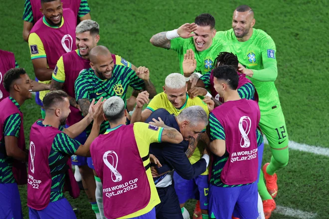Brazilci so navihano proslavljali zadetke, sploh tretjega, ki ga je dosegel njihov prvi strelec letošnjega mundiala, Richarlison. FOTO: Pedro Nunes/Reuters
