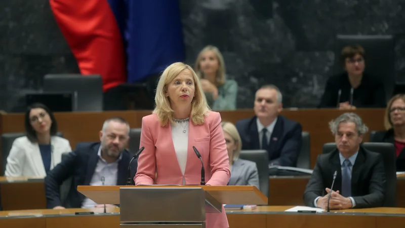 Fotografija: Tatjani Bobnar, ministrici za notranje zadeve, krog predsednika vlade neuradno očita, da generalni direktor Policije prepočasi čisti sporne politično imenovane kadre prejšnje vlade. FOTO: Blaž Samec/Delo