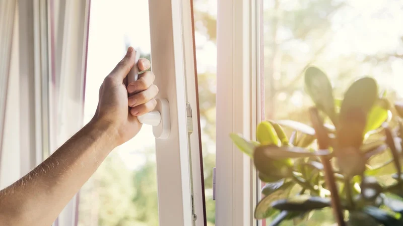 Fotografija: Ste vedeli, da okna lahko zaklenete s preprostim gibom? FOTO: Ronstik, Shutterstock
