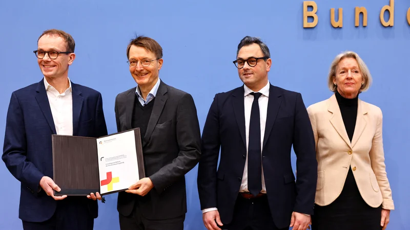 Fotografija: Minister za zdravje Karl Lauterbach (drugi z leve) je skupaj s kolegi iz strokovne komisije za reformo zdravstvenega sistema predstavil prve spremembe, ki jih je predlagala komisija in jih bo uzakonila vlada. FOTO: Christian Mang/REUTERS