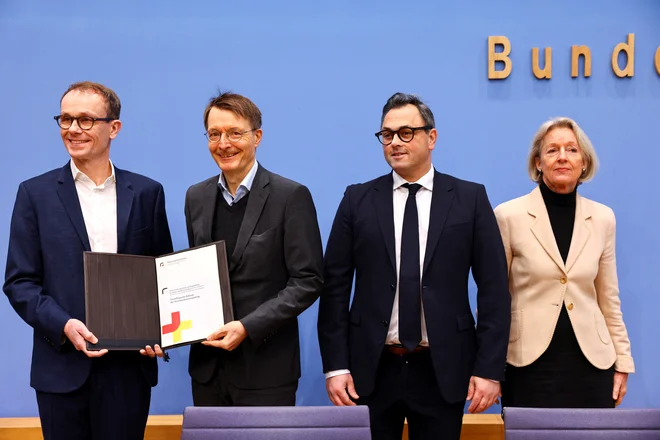 Minister za zdravje Karl Lauterbach (drugi z leve) je skupaj s kolegi iz strokovne komisije za reformo zdravstvenega sistema predstavil prve spremembe, ki jih je predlagala komisija in jih bo uzakonila vlada. FOTO:&nbsp;Christian Mang/REUTERS
