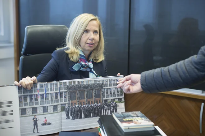 Tatjana Bobnar ima v svoji pisarni spomin na sramoto, ki se po njenem v slovenski policiji ne sme nikoli več ponoviti. FOTO: Jure Eržen
