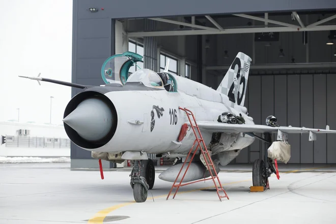 Hrvaški mig 21 v vojaškem objektu na zagrebškem letališču Pleso (fotografija je simbolična). FOTO:&nbsp;Dragan Matic/Cropix
