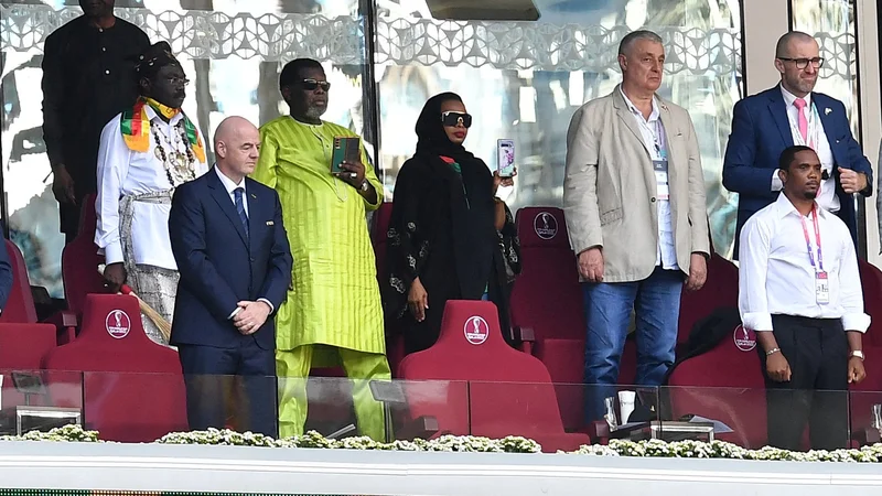 Fotografija: Samuel Eto'o (desno) je v Katarju spremljal vse tekme svojih nogometašev v družbi in upal, da bodo v skupini z Brazilijo, Srbijo in Švico pripravili presenečnje. FOTO: Jennifer Lorenzini/Reuters