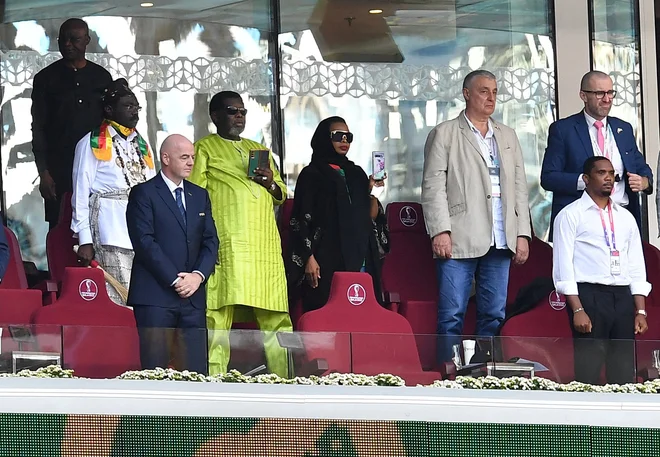 Samuel Eto&#39;o (desno) je v Katarju spremljal vse tekme svojih nogometašev v družbi in upal, da bodo v skupini z Brazilijo, Srbijo in Švico pripravili presenečnje. FOTO: Jennifer Lorenzini/Reuters
