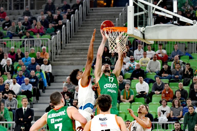 Karlo Matković (z žogo) in soigralci so prevladovali na obeh straneh igrišča. FOTO: Cedevita Olimpija
