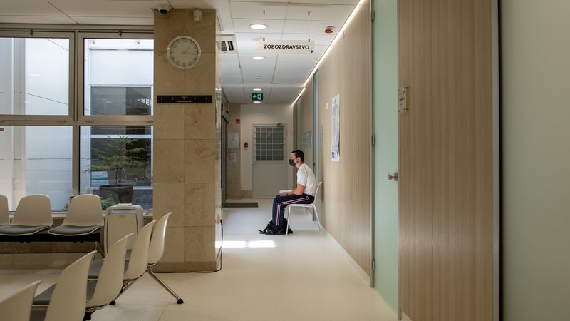 Fotografija: Upajmo, da so časi, ko smo ure in ure sedeli pred vrati zdravniških ordinacij z napisom Ne trkaj!,  mimo. FOTO: Voranc Vogel
