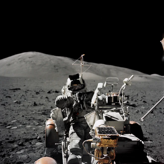 Harrison Schmitt, edini znanstvenik, ki je bil kdaj na Luni, v lunarnem vozilu. FOTO: NASA
