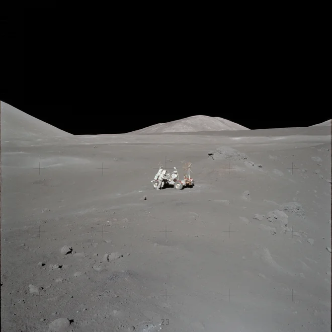 Schmitt se je z buggyjem zapeljal do oranžne prsti. Desno je krater Shorty, vrh v središču fotografije je Družinska gora, na levi se dviga Severni masiv. FOTO: Nasa
