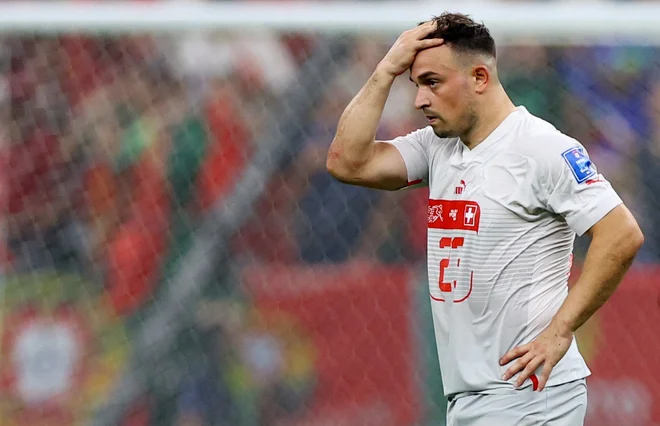 Xherdan Shaqiri se drži za glavo po zadnjem sodnikovem žvižgu na dvoboju s Portugalci v Lusailu. FOTO: Hannah Mckay/Reuters
