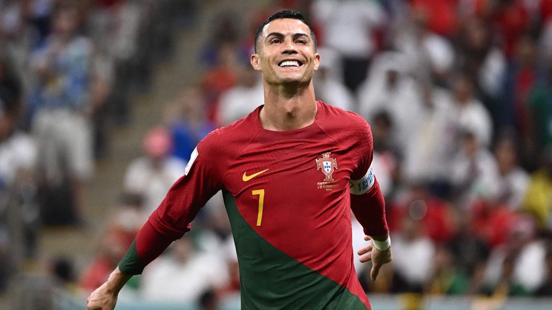 Fotografija: Bolj kislega nasmeška je bil prvi zvezdnik Portugalske Cristiano Ronaldo v dvoboju s Švicarji, potem ko je na igrišče stopil šele v drugem polčasu, ko so njegovi rojaki že potopili tekmece. FOTO: Fabrice Coffrini/AFP
