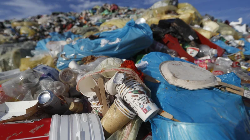 Fotografija: V sodobnosti je vse zavito v plastiko, plastičnih je tudi večina sodobnih oblačil. FOTO: Leon Vidic/Delo
